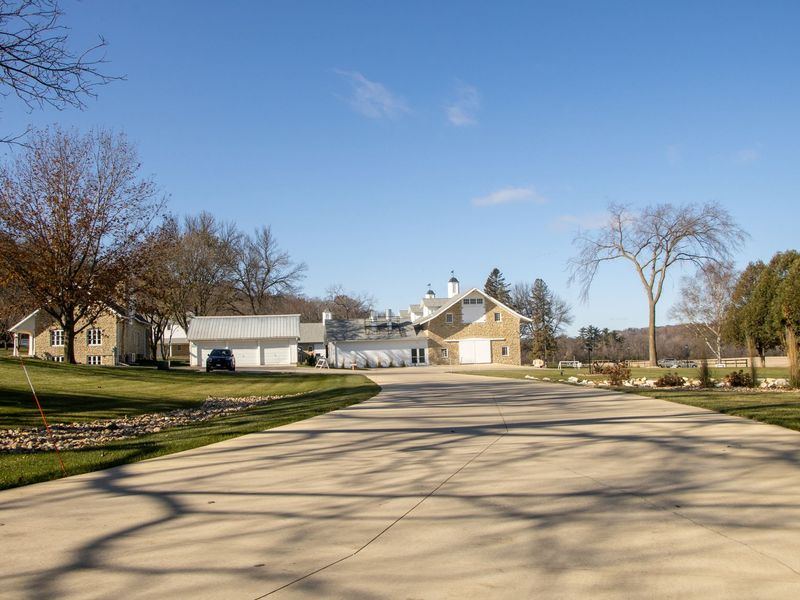 Asphalt paving and sealcoating job near Robins, IA